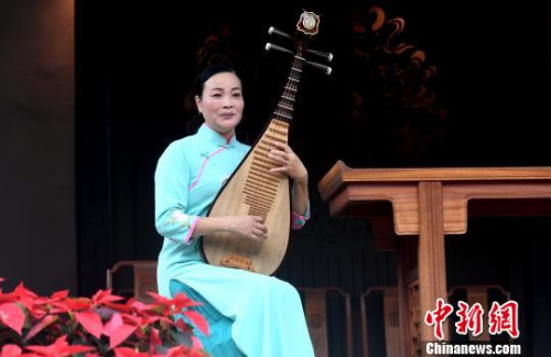 福州市曲藝團(tuán)二級演員、福建省省級非物質(zhì)文化遺產(chǎn)福州伬藝項目傳承人林艷紅精彩演繹福州伬藝?！∮浾邉⒖筛?攝