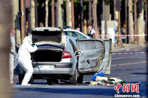 圖二 6月19日，巴黎香榭麗舍大道發(fā)生汽車沖撞事件。