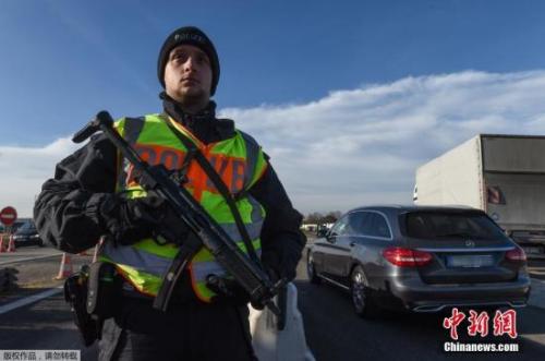 圖四 圖為警察在檢查過往車輛。