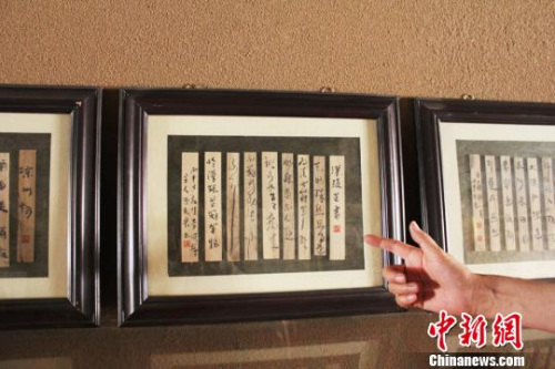 古色古香的展廳里，處處都擺放著漢簡(jiǎn)的臨摹復(fù)制作品，其中大部分臨摹自敦煌懸泉置、玉門(mén)關(guān)、馬圈灣烽燧遺址出土的簡(jiǎn)牘?！⌒煅?攝