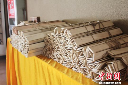 圖為手工制作的簡(jiǎn)牘?！⌒煅?攝