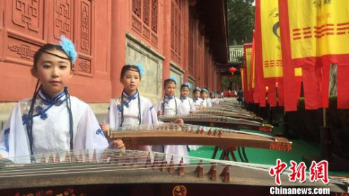 祭祀現(xiàn)場古箏奏樂?！〈蘖?攝