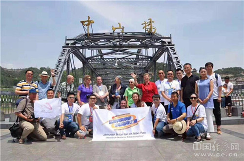 “百年黃河鐵橋、中德探尋之旅”文化交流活動人員在黃河鐵橋合影