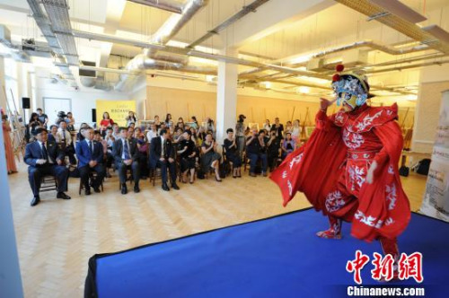中外嘉賓在欣賞遵義市的傳統(tǒng)特色表演“變臉”?！±羁?攝