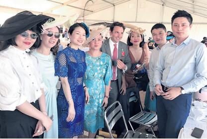 圖片從左至右為：Lina MA、馬蘭、莫秀文、戚曉瑜、德瓦蒂崗、覃婷婷與中資企業(yè)代表在活動(dòng)現(xiàn)場。