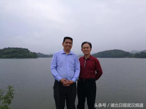 陶兵林(左)在月亮灣 陶兵林(左)在月亮灣