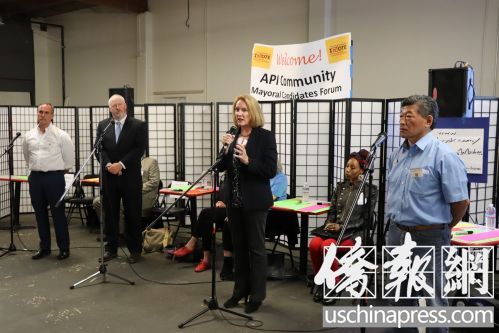 德肯(前排右二)談如何加強(qiáng)公共安全。(僑報記者杰克攝)
