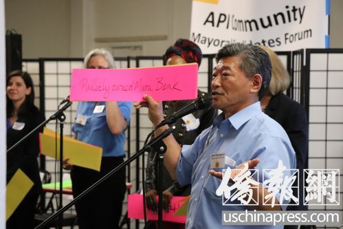 長谷川談建立市政銀行。(僑報記者杰克攝)