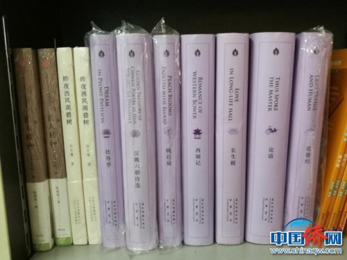 中華傳統(tǒng)文學(xué)名著成套出現(xiàn)在書架上。 