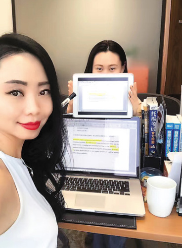 馮莉采用“屏幕共享”的方式來教授課程，學(xué)生可以在平板電腦上看到老師的即時(shí)課堂筆記。這樣的教學(xué)方式更加簡(jiǎn)單、方便。