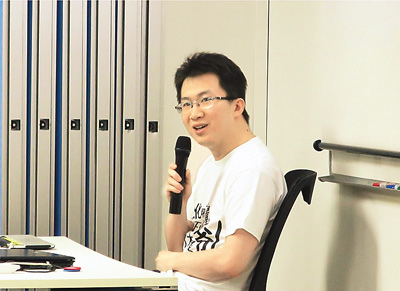 圖為徐譚妥在留學(xué)分享會(huì)上發(fā)表演講。