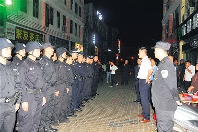 文昌市公安局開展娛樂場所禁毒清查行動。