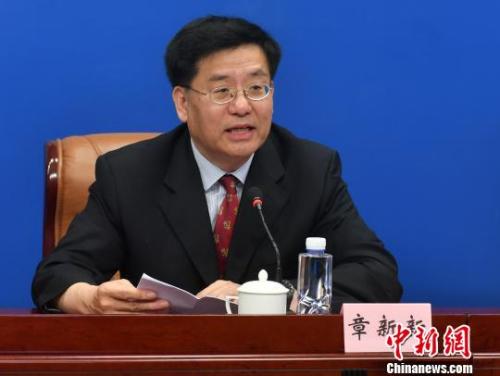 6月26日，中國(guó)新聞社社長(zhǎng)章新新代表主辦單位宣布，屆時(shí)將有五大洲60余個(gè)國(guó)家和地區(qū)的400多家華文媒體的高層人士相聚福州，與中央主要新聞機(jī)構(gòu)及部分地方媒體負(fù)責(zé)人共同參會(huì)，大會(huì)規(guī)模將超過(guò)500人。(記者 呂明攝)呂明 攝
