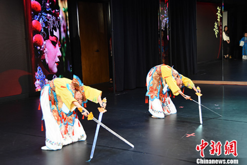 小學員們現場表演《蘇三起解》、《三家店》、《賣水》、《定軍山》、《貴妃醉酒》等京劇選段。 <a target='_blank' >中新社</a>記者 張朔 攝