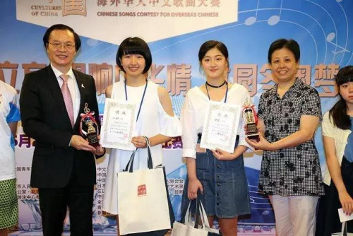 東京華助中心負(fù)責(zé)人顏安（左）為青少年組優(yōu)勝者中山惠美頒獎(jiǎng)。中國文化中心主任石永菁（右）為第二名張馨頒獎(jiǎng)。日本《中文導(dǎo)報(bào)》