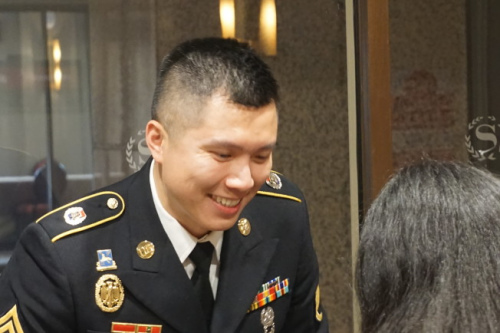 陸軍上士趙錦宏回答民眾問題。（美國《世界日報》/王若馨 攝）