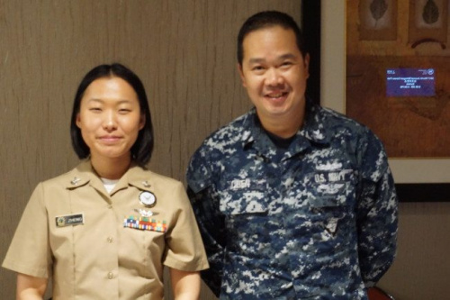 參加就業(yè)博覽會的海軍招募人員。（美國《世界日報》/王若馨 攝）