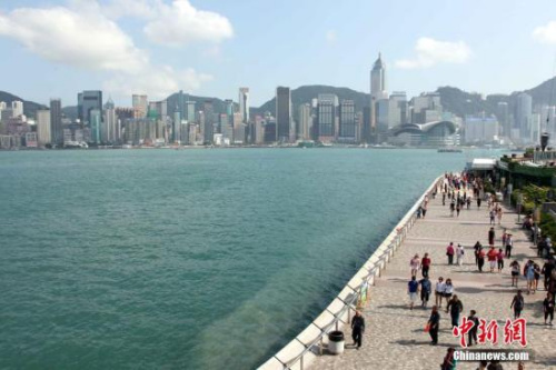 資料圖：香港尖沙咀海濱公園是香港十大風(fēng)景區(qū)之一。20年來，香港成功實(shí)踐“一國(guó)兩制”，向全世界展示璀璨的東方明珠魅力。 <a target='_blank' >中新社</a>記者 洪少葵 攝