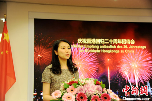 香港駐柏林經(jīng)貿(mào)辦主任何小萍致辭。<a target='_blank' >中新社</a>記者 彭大偉 攝