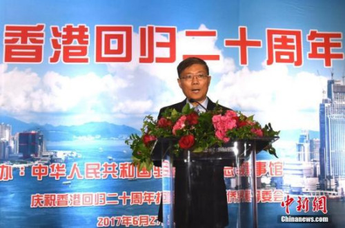 當?shù)貢r間6月27日，中國駐洛杉磯總領(lǐng)館同美國南加州僑界在洛杉磯聯(lián)合舉辦招待會，熱烈慶祝香港回歸祖國20周年。圖為中國駐洛杉磯總領(lǐng)事劉健在招待會上講話。<a target='_blank' >中新社</a>記者 張朔 攝