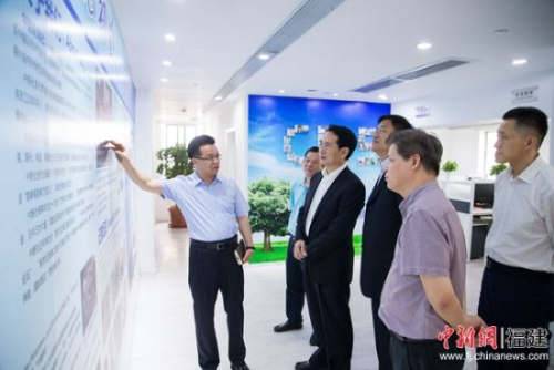 圖為國(guó)僑辦副主任譚天星(右四)、<a target='_blank' >中新社</a>社長(zhǎng)章新新(右三)蒞臨<a target='_blank'  >中新網(wǎng)</a>(福建)調(diào)研指導(dǎo)工作。李南軒 攝