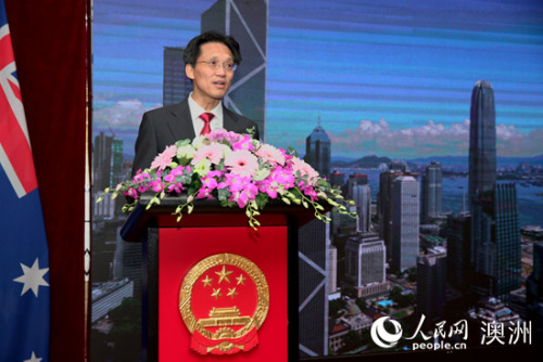 中國駐悉尼總領(lǐng)事顧小杰在招待會上致辭(攝影 賀吉) 中國駐悉尼總領(lǐng)事顧小杰在招待會上致辭(攝影 賀吉)