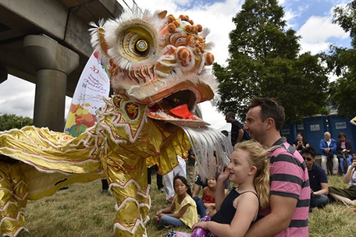 當(dāng)?shù)貢r(shí)間6月25日，“倫敦香港龍舟同樂日”龍舟比賽在泰晤士河北岸的倫敦皇家阿爾伯特碼頭舉行，同時(shí)舉辦的舞獅、現(xiàn)場(chǎng)樂隊(duì)、東方美食展、防身術(shù)展示等一系列活動(dòng)，吸引了數(shù)千英國(guó)當(dāng)?shù)孛癖姾腿A人華僑前來觀看。（攝影 王志永）