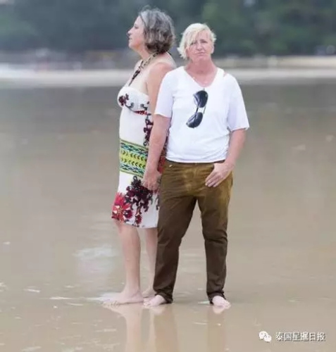 圖為救助中國情侶的澳大利亞游客(泰國星暹日報(bào))