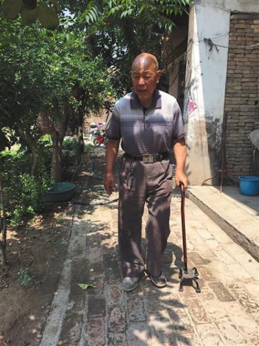 楊風申身體不好，他不愛出門，每天在自家院子里拄著拐杖走幾圈。 A12-A13版圖片（除署名外）/新京報記者 宋超 攝