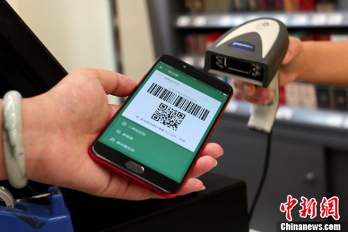 6月底，成都某便利店內(nèi)，年輕人正在使用手機(jī)二維碼支付。<a target='_blank' >中新社</a>記者 張浪 攝