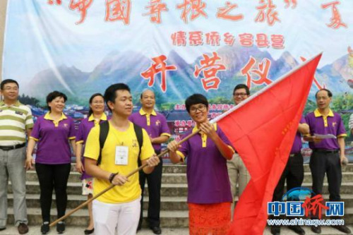圖為陳潔向營員授營旗 林浩 攝 圖為陳潔向營員授營旗 林浩 攝