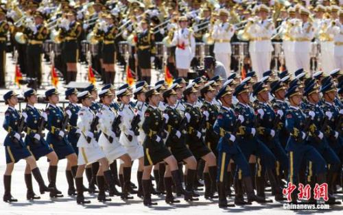 資料圖：抗戰(zhàn)勝利日閱兵式上，三軍儀仗隊女兵在接受檢閱。<a target='_blank' >中新社</a>記者 張浩 攝