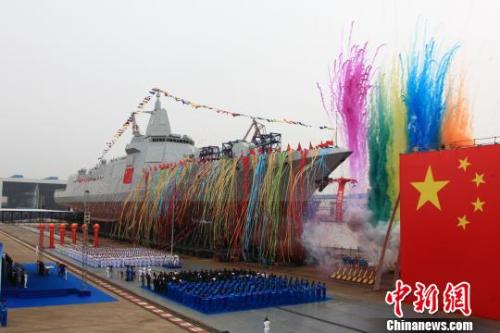 6月28日，中國新型萬噸級驅(qū)逐艦首艦下水。　王東海 攝