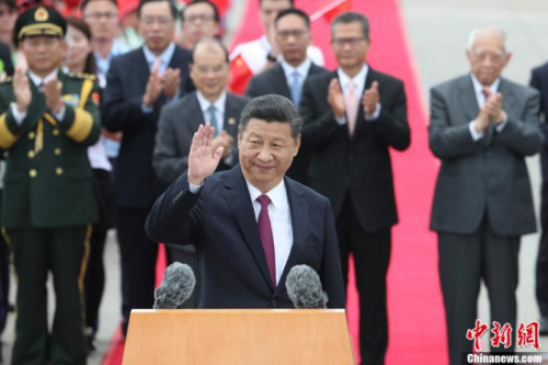 中共中央總書記、國家主席、中央軍委主席習(xí)近平6月29日中午乘專機(jī)抵達(dá)香港，出席將于7月1日舉行的慶祝香港回歸祖國20周年大會(huì)暨香港特別行政區(qū)第五屆政府就職典禮，并視察香港特別行政區(qū)。圖為習(xí)近平走到采訪區(qū)向在場記者問好，并通過他們向廣大香港市民表示誠摯問候和良好祝愿。<a target='_blank' >中新社</a>記者 盛佳鵬 攝