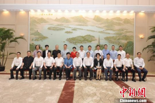 圖為與會(huì)人員合影?！￡愔\荃 攝
