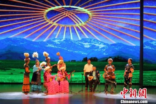 少數(shù)民族的演員們身著絢麗的傳統(tǒng)服飾，在敦煌市飛天劇院奉獻(xiàn)了一場精彩紛呈的“非遺”歌舞表演。徐雪　攝