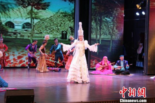 圖為哈薩克族的演員盛裝演出。　徐雪 攝