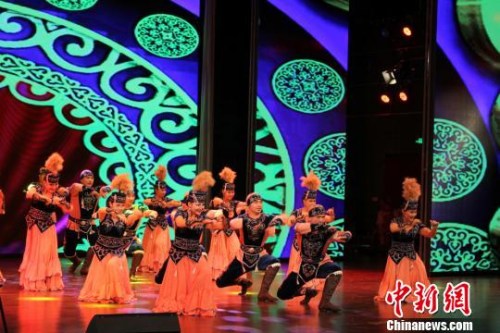 圖為哈薩克族演員演繹民族歌舞?！⌒煅?攝