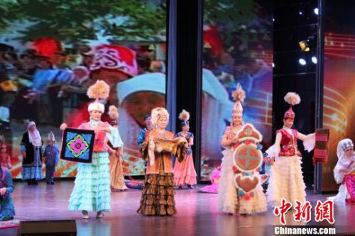 圖為哈薩克族的演員展示傳統(tǒng)手工刺繡?！⌒煅?攝