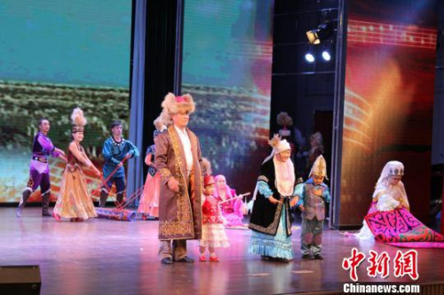 圖為哈薩克族的演員展示傳統(tǒng)服飾?！⌒煅?攝