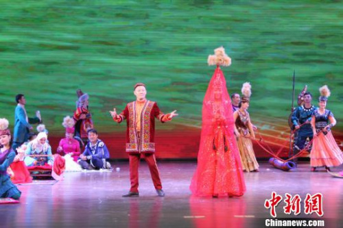 圖為哈薩克族的演員展示傳統(tǒng)服飾?！⌒煅?攝