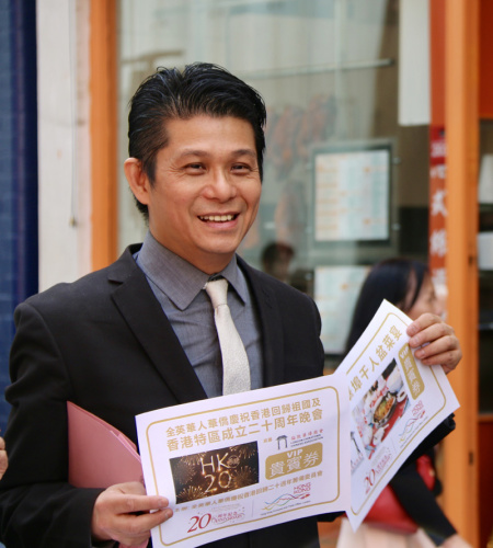 胡沛成在籌備倫敦華社香港回歸20周年慶典。（圖片來(lái)源：歐洲時(shí)報(bào)記者侯清源攝）