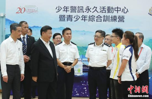 6月30日，國家主席習(xí)近平來到香港少年警訊永久活動中心暨青少年綜合訓(xùn)練營考察，看望正在訓(xùn)練的香港青少年。 <a target='_blank' >中新社</a>記者 盛佳鵬 攝