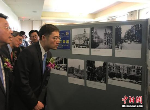 圖為中國駐紐約總領(lǐng)館副總領(lǐng)事程雷在參觀圖片展。<a target='_blank' >中新社</a>記者 馬德林 攝