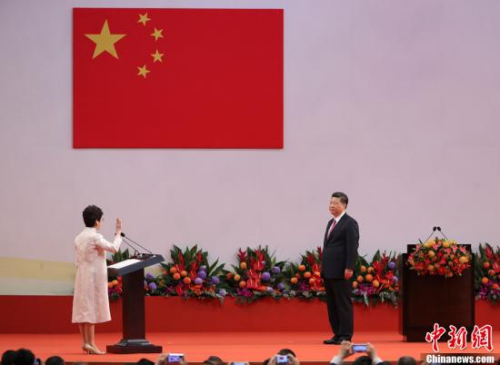 7月1日，慶祝香港回歸祖國20周年大會暨香港特別行政區(qū)第五屆政府就職典禮在香港會展中心隆重舉行。國家主席習(xí)近平監(jiān)誓，香港特別行政區(qū)第五任行政長官林鄭月娥宣誓就職。<a target='_blank' >中新社</a>記者 盛佳鵬 攝