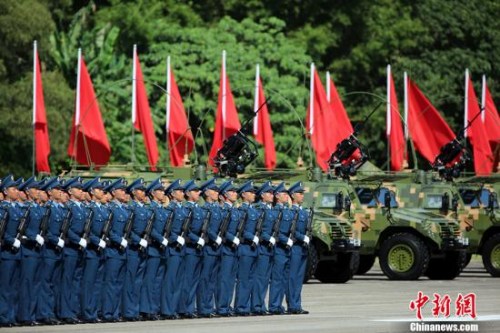 6月30日，中共中央總書記、國家主席、中央軍委主席習(xí)近平在香港石崗軍營視察并檢閱中國人民解放軍駐香港部隊。共有20個方隊，3100余名官兵接受檢閱。圖為空軍方隊。 <a target='_blank' >中新社</a>記者 洪少葵 攝