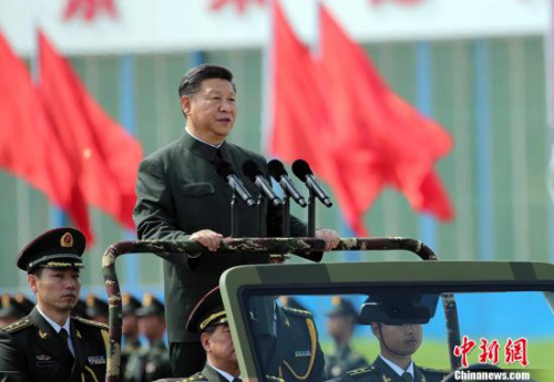 6月30日，中共中央總書記、國家主席、中央軍委主席習近平在香港石崗軍營視察并檢閱中國人民解放軍駐香港部隊。 <a target='_blank' >中新社</a>記者 洪少葵 攝