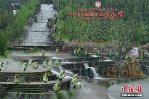 資料圖：都江堰放水節(jié)重現(xiàn)千年放水盛況。劉杰 攝