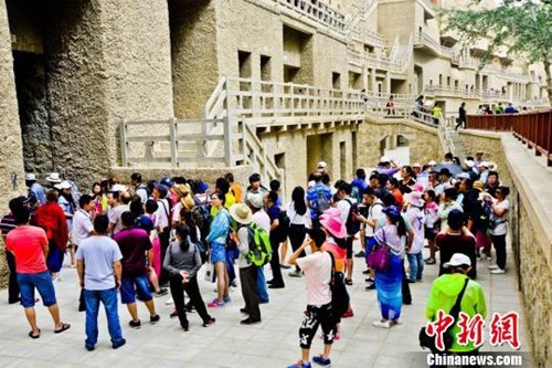 資料圖：敦煌莫高窟窟區(qū)“游人如潮”。王斌銀 攝