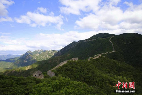 資料圖：慕田峪長(zhǎng)城上的藍(lán)天白云景象。<a target='_blank' >中新社</a>發(fā) 張浩 攝